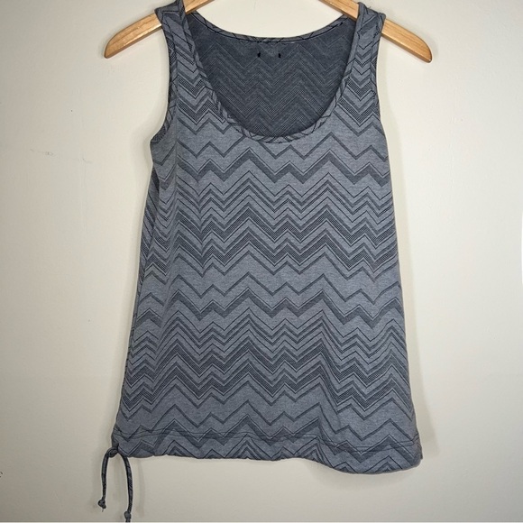 Merrell Women’s Wet Wicking Relaxed Fit Gray Chevron Print Tank Top Size Small - Picture 9 of 9
